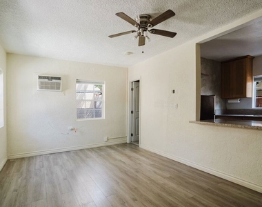 5630 1/2 Craner Avenue - Photo Thumbnail 15