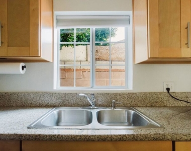 5630 1/2 Craner Avenue - Photo Thumbnail 21