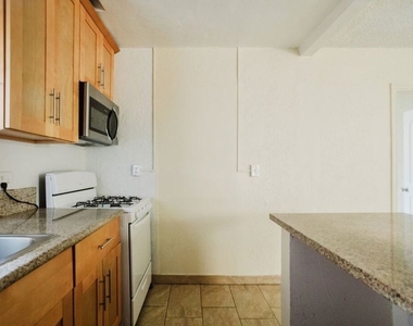 5630 1/2 Craner Avenue - Photo Thumbnail 20