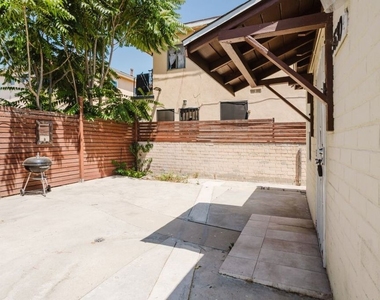 5630 1/2 Craner Avenue - Photo Thumbnail 6