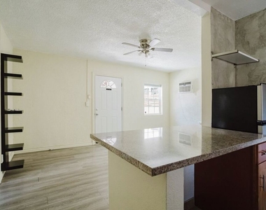 5630 1/2 Craner Avenue - Photo Thumbnail 19