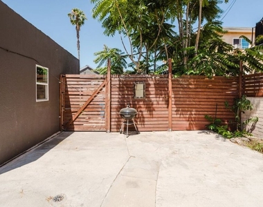5630 1/2 Craner Avenue - Photo Thumbnail 9