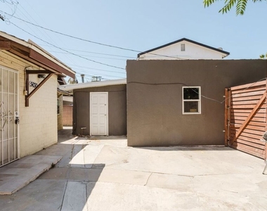 5630 1/2 Craner Avenue - Photo Thumbnail 7