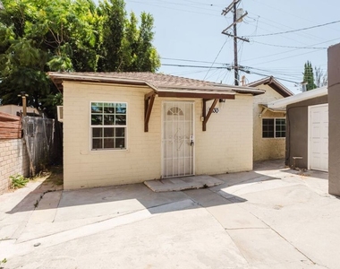 5630 1/2 Craner Avenue - Photo Thumbnail 3