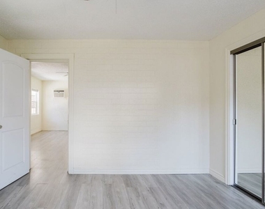 5630 1/2 Craner Avenue - Photo Thumbnail 26