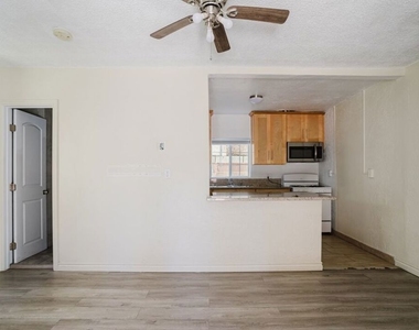 5630 1/2 Craner Avenue - Photo Thumbnail 12