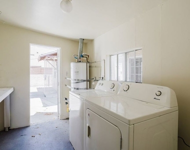 5630 1/2 Craner Avenue - Photo Thumbnail 31