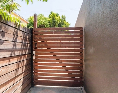 5630 1/2 Craner Avenue - Photo Thumbnail 11