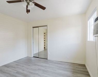 5630 1/2 Craner Avenue - Photo Thumbnail 25