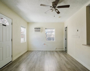 5630 1/2 Craner Avenue - Photo Thumbnail 13