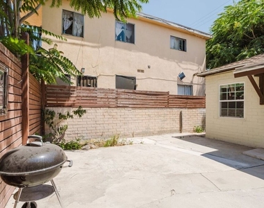 5630 1/2 Craner Avenue - Photo Thumbnail 10