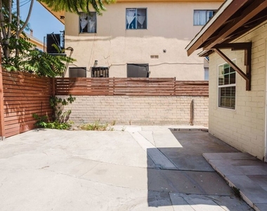 5630 1/2 Craner Avenue - Photo Thumbnail 5