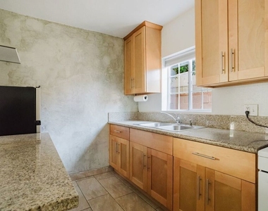 5630 1/2 Craner Avenue - Photo Thumbnail 18