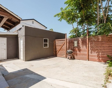 5630 1/2 Craner Avenue - Photo Thumbnail 8