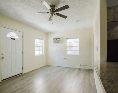5630 1/2 Craner Avenue - Photo Thumbnail 14