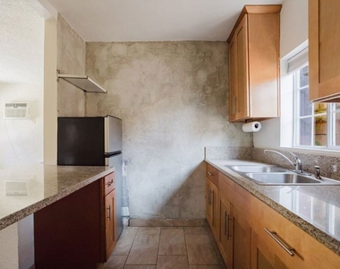 5630 1/2 Craner Avenue - Photo Thumbnail 17