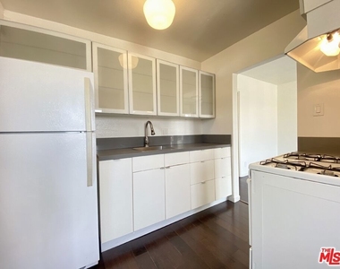 834 Laguna Avenue - Photo Thumbnail 5