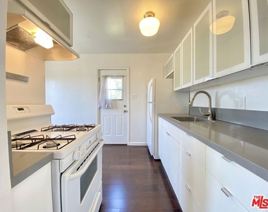 834 Laguna Avenue - Photo Thumbnail 4