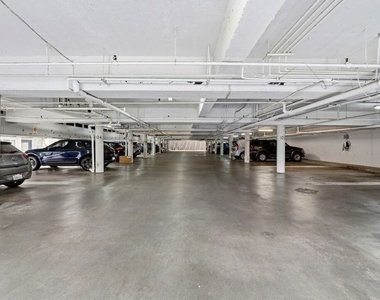 1233 N Laurel Avenue - Photo Thumbnail 11