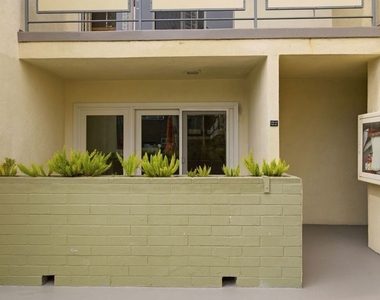 1233 N Laurel Avenue - Photo Thumbnail 10