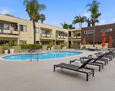 1233 N Laurel Avenue - Photo Thumbnail 1