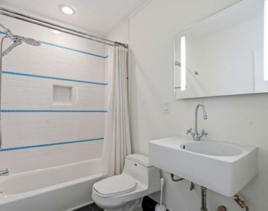 1233 N Laurel Avenue - Photo Thumbnail 8