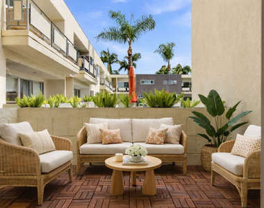 1233 N Laurel Avenue - Photo Thumbnail 6