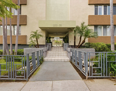 1233 N Laurel Avenue - Photo Thumbnail 9