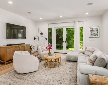729 N Ogden Drive - Photo Thumbnail 10