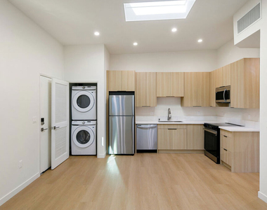 954 N San Vicente Boulevard - Photo Thumbnail 12