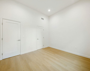 954 N San Vicente Boulevard - Photo Thumbnail 9