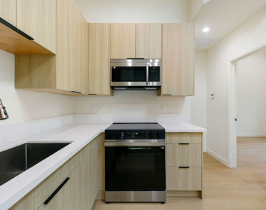 954 N San Vicente Boulevard - Photo Thumbnail 4