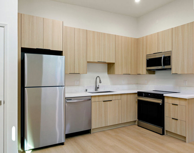 954 N San Vicente Boulevard - Photo Thumbnail 3