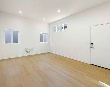 954 N San Vicente Boulevard - Photo Thumbnail 6