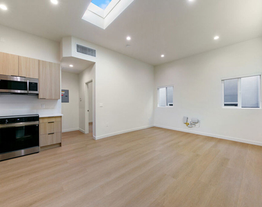 954 N San Vicente Boulevard - Photo Thumbnail 2