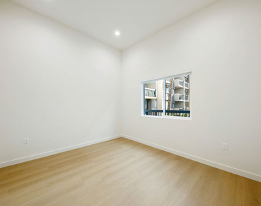 954 N San Vicente Boulevard - Photo Thumbnail 8
