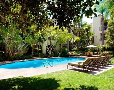 555 S Barrington Avenue - Photo Thumbnail 15