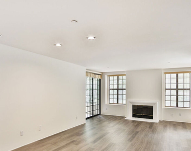 555 S Barrington Avenue - Photo Thumbnail 13