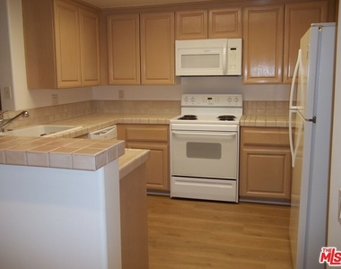 555 S Barrington Avenue - Photo Thumbnail 9