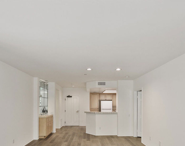 555 S Barrington Avenue - Photo Thumbnail 4