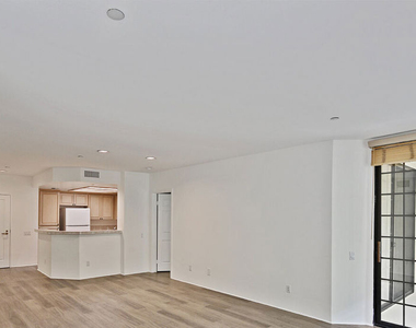 555 S Barrington Avenue - Photo Thumbnail 8