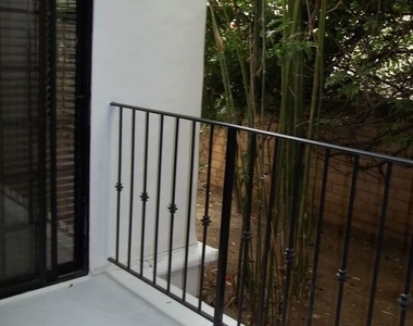 555 S Barrington Avenue - Photo Thumbnail 14