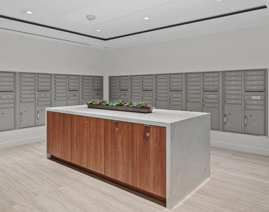 555 S Barrington Avenue - Photo Thumbnail 33