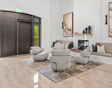 555 S Barrington Avenue - Photo Thumbnail 21