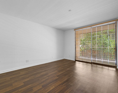 555 S Barrington Avenue - Photo Thumbnail 10