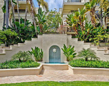 555 S Barrington Avenue - Photo Thumbnail 18