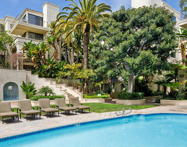 555 S Barrington Avenue - Photo Thumbnail 17