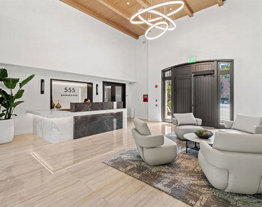 555 S Barrington Avenue - Photo Thumbnail 22
