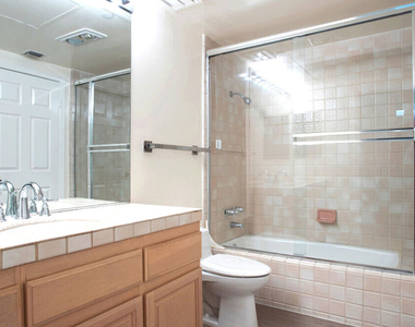 555 S Barrington Avenue - Photo Thumbnail 3
