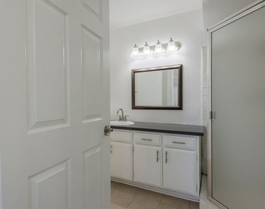11701 Oxnard Street - Photo Thumbnail 8